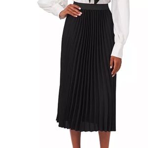 H&M black pleated skirt